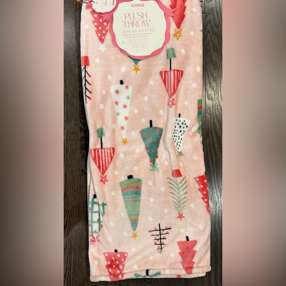 EnVogue plush throw NWT - Picture 2 of 3